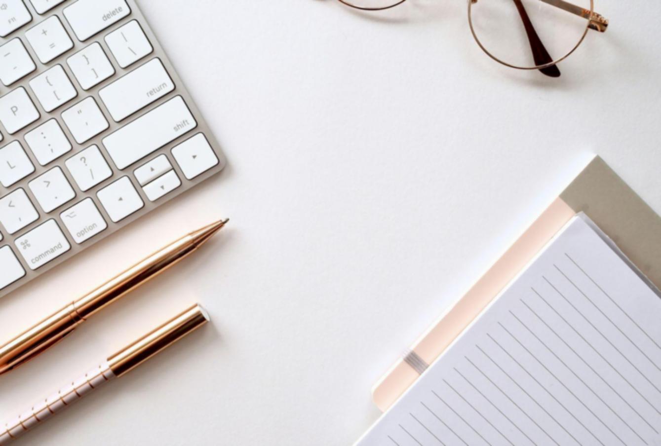 Finanzielle Unterlagen und Planungsunterlagen auf einem aufgeräumten Schreibtisch