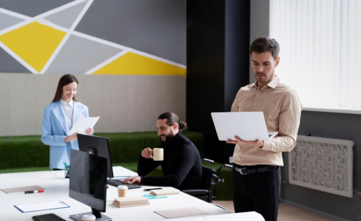 Finanzanalyse-Grafiken auf einem modernen Arbeitsplatz